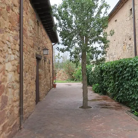 La Casa De Piedra De La Aldea