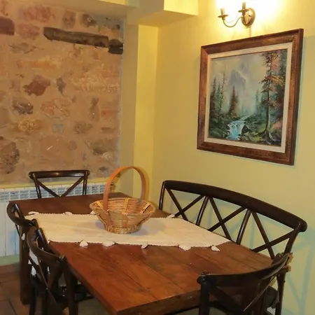 La Casa De Piedra De La Aldea *