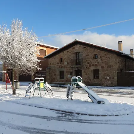 La Casa De Piedra De La Aldea *